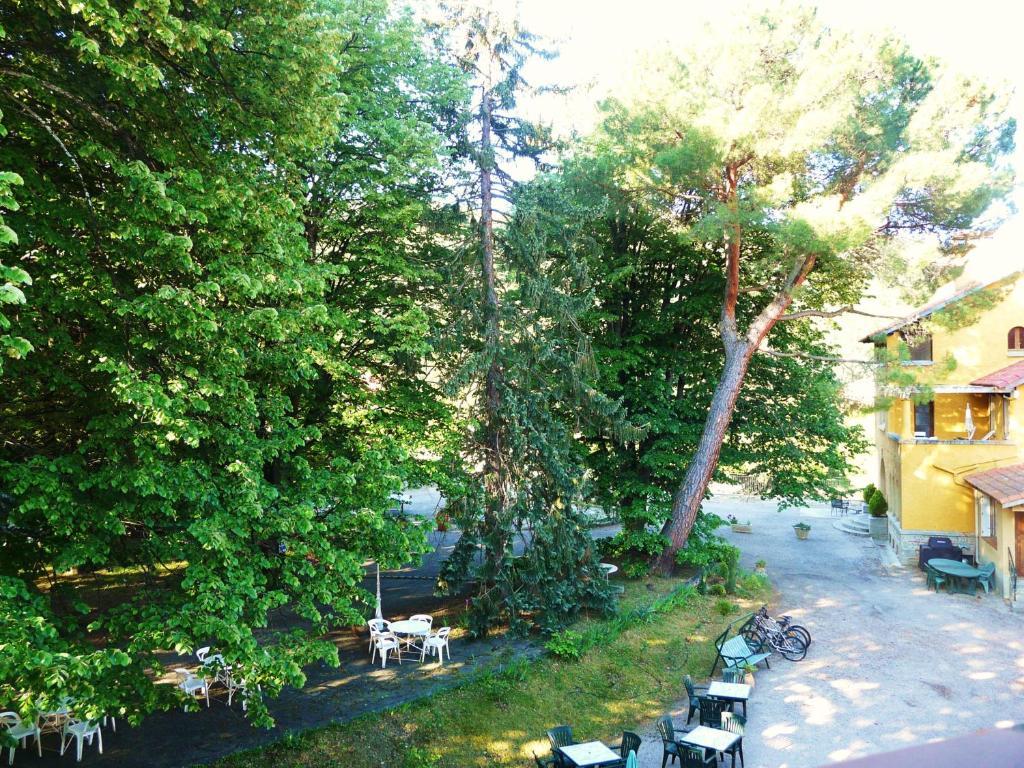 Hotel Le Mas Fleuri Верне-ле-Бен Стая снимка
